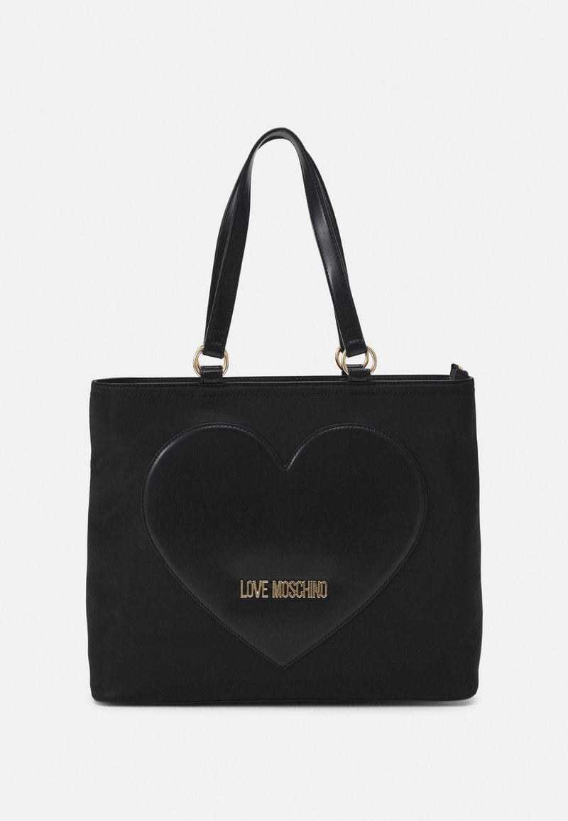 Černá taška přes rameno vyrobená z látky s lesklým černým srdíčkem a zlatým logem "LOVE MOSCHINO". Má dvě ploché ucha.