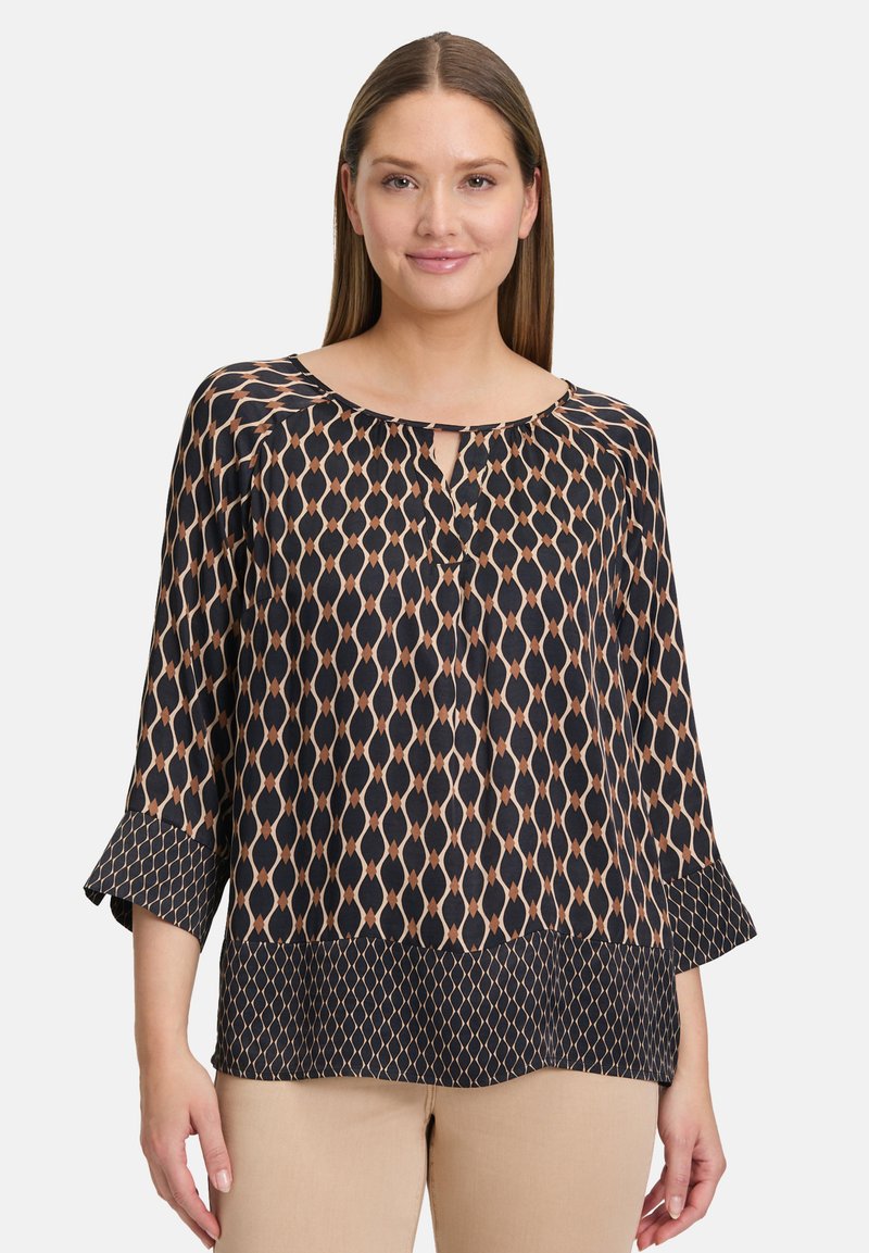 Czarna i beżowa bluzka w wzory z dekoltem w kształcie łódki, detalem w kształcie otworu, rękawami o długości trzy czwarte i teksturowanym dołem.
