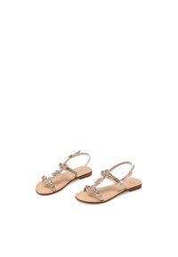 Sandali flat con cinghie dorate, decorazioni in strass e suola beige; cinturino alla caviglia regolabile per una vestibilità ottimale.