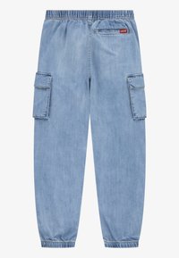 Pantalon cargo en denim bleu clair avec taille et poignets élastiques, grandes poches latérales à rabats et petite poche arrière avec le logo Levi's.