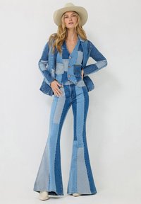 Wrangler WRANGLER x LAINEY WILSON PATCHWORK JEAN
 - Vaqueros bootcut - patchwork