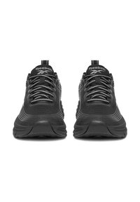 Schwarze Sportschuhe mit Mesh- und Synthetik-Obermaterial, graue Schnürsenkel, geschwungene Sohle und strukturierte Akzente an den Seiten.