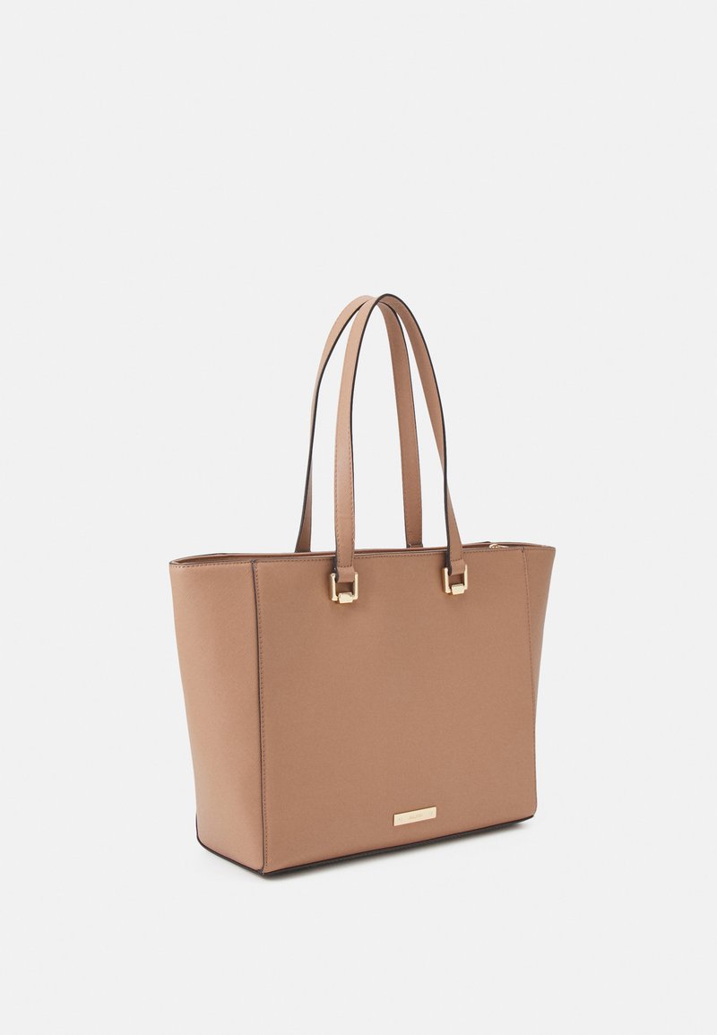 Sac fourre-tout synthétique marron de forme rectangulaire, avec des accents en métal doré et des poignées supérieures doubles. Texture lisse avec un design structuré.