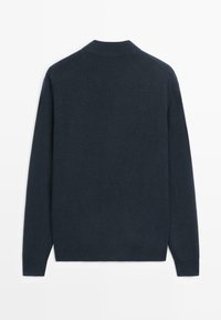 Granatowy sweter z okrągłym kołnierzem, długimi rękawami i gładką fakturą; posiada prosty tył bez zdobień.