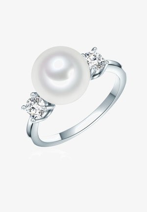 Anello d'argento con una grande perla bianca rotonda al centro, affiancata da due piccoli diamanti rotondi incastonati a griffe. Fascia lucida e lucente.