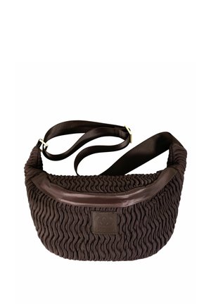 Ciemnobrązowa teksturowana torba na ramię z regulowanym paskiem i skórzanym wykończeniem, z przodu z naszywką z logo.