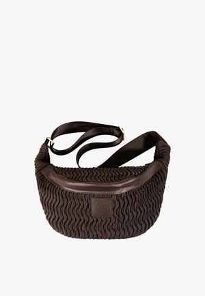 Temno rjava teksturirana torbica čez ramo z nastavljivim trakom in usnjenim robom ter logotipsko značko spredaj.