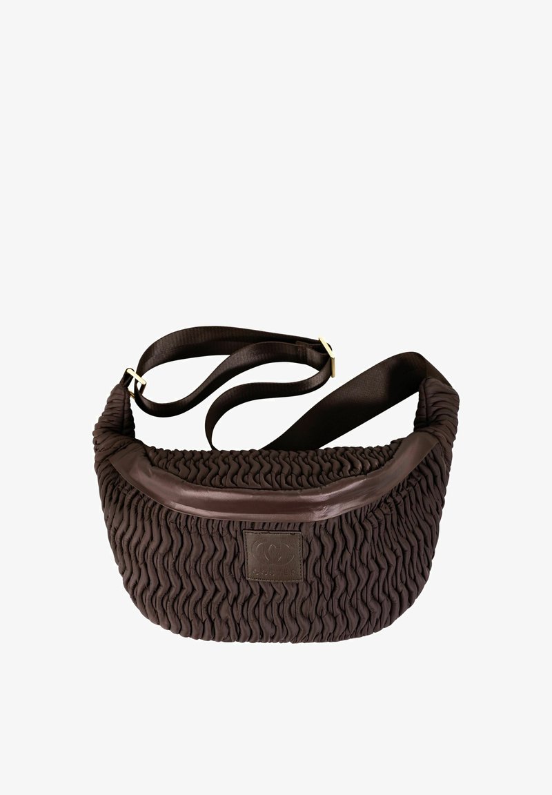 Sac bandoulière en cuir brun foncé texturé avec une sangle réglable et des finitions en cuir, présentant un patch logo à l'avant.