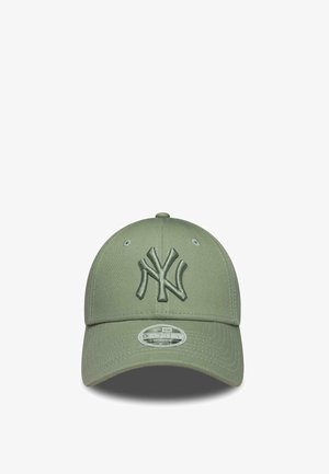 Cappellino da baseball verde chiaro con logo NY in rilievo sul davanti e visiera curva con etichetta argento "9FORTY Women Adjustable".
