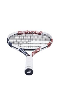 Babolat tennisracket met een wit, marineblauw en rood frame, voorzien van een zwart snaarpatroon en een gestructureerde witte handgreep.