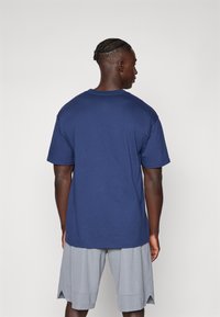 Nike Performance TEE - T-shirt con stampa - midnight navy