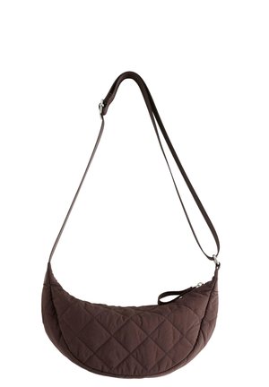 Hnědá prošívaná půlměsíčková kabelka přes rameno s nastavitelným popruhem a zapínáním na zip.