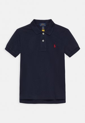Polo majica u tamnoplavoj boji s plavom dvobotonjom, kratkim rukavima i malim crvenim vezom logotipa na lijevoj strani prsiju. Glatki pamučni materijal.