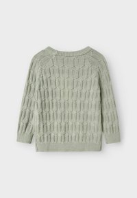 Maglione verde chiaro con motivo esagonale testurizzato, scollo rotondo e maniche lunghe. I polsini e l'orlo a coste conferiscono struttura.