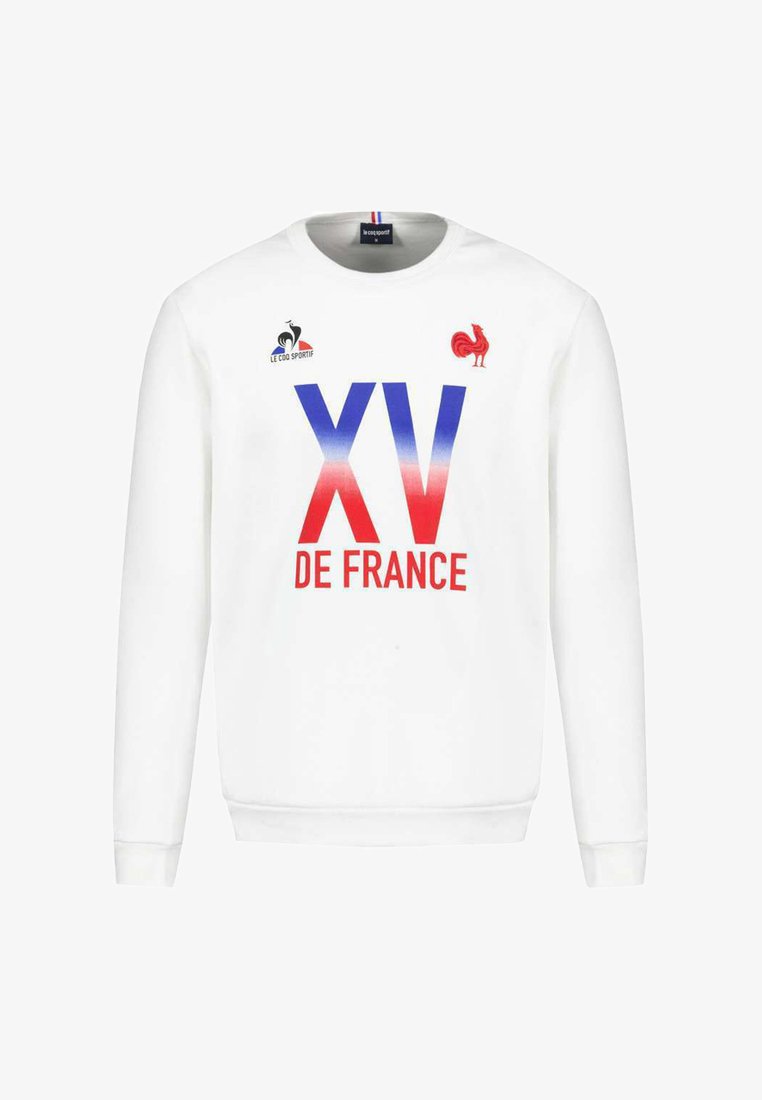 Sweat-shirt blanc à manches longues. Arrière-plan avec texte en dégradé bleu et rouge "XV DE FRANCE." Comprend des patchs de logo et un emblème de coq.