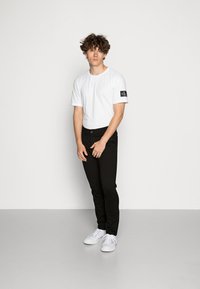 Calvin Klein Jeans MONOGRAM SLEEVE BADGE REG - T-shirt basic - bright white
