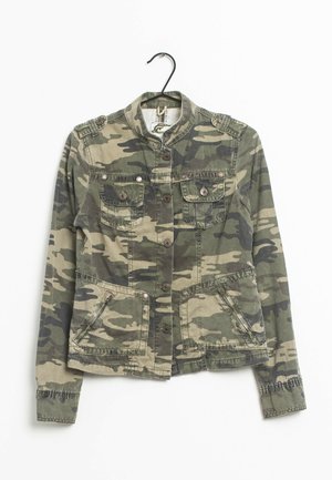 Militærjakke med camouflagemønster, krave, to brystlommer og skjulte sidelommer. Fremstillet af robust stof i grønne og beige nuancer.