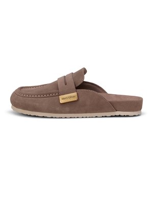 Brun ruskind slip-on loafer med lav beige sål og et gyldent Marc O'Polo logo på sidesnoren.