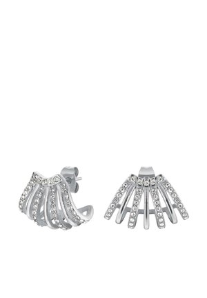 Srebrne kolczyki w kształcie wachlarza, z wieloma błyszczącymi pasmami ozdobionymi przezroczystymi cyrkoniami wzdłuż krawędzi.