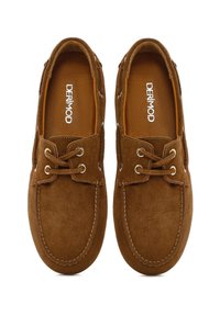 Bruine suède moccasinschoenen met vetersluiting, goudkleurige oogjes en contrasterende stiksels. De binnenvoering is van beige leer.