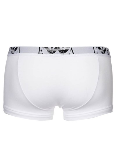 Weiße Boxershorts mit einer glatten Textur und einem grauen elastischen Bund, der mit schwarzem gedrucktem Branding versehen ist. Die Rückansicht hebt die abgerundeten Kanten hervor.