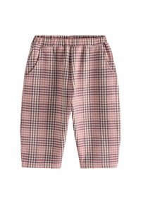 Pantaloni da pigiama a quadri con vita elastica, caratterizzati da un motivo rosa e marrone, due tasche laterali e una vestibilità comoda.