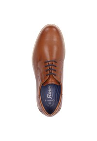 Scarpa in pelle marrone con tomaia perforata, chiusura con lacci e suola chiara a contrasto. L'interno presenta una foderatura blu e un marchio.