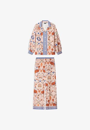 Sada domácího oblečení s květinovým potiskem v jemné růžové, s modrými a oranžovými akcenty. Vrchní díl má límečkový výstřih a volné rukávy; spodní část má elastický pas.