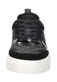 Zwarte sneaker met een gewatteerd ontwerp, van suede en lakleer, vlakke veters en een witte rubberen zool. Hexagonaal logo-detail op de tong.
