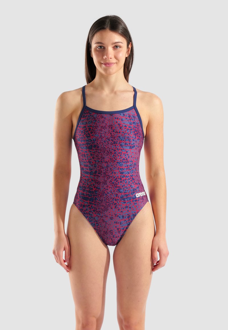 Zwemkleding met een abstract patroon in paars en rood, voorzien van dunne bandjes, hoge beenuitsnijdingen en een logo in de rechteronderhoek.
