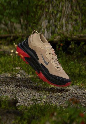 Nike ACG, ZEGAMA GTX - Scarpe da trail running - linen/pure platinum/black lt crimson