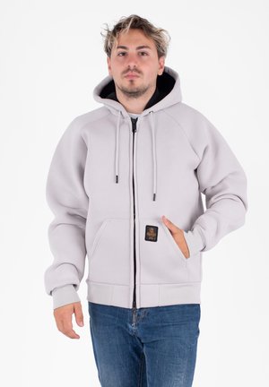 Lichtgrijze hoodie met een ritssluiting en een verstelbare capuchon. Beschikt over een voorzak en een zwart logo-opdracht op de linkerkant van de borst. Zachte stoftextuur.