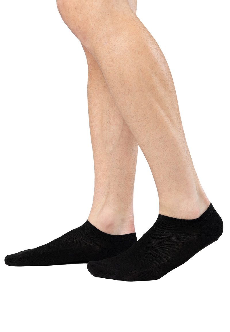 Soprecavigli neri realizzati in un tessuto fine e leggero. Il design presenta una forma a taglio basso, una texture liscia e una punta senza cuciture per il massimo comfort.