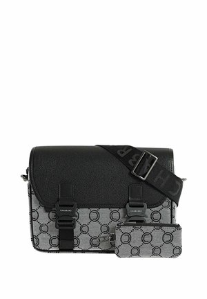 Sac à bandoulière en cuir noir avec toile à motif gris, doté d'une fermeture à rabat, de boucles frontales doubles et d'une sangle réglable. Comprend une petite pochette assortie.