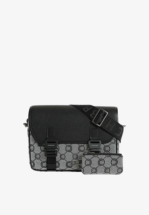 Sac à bandoulière en cuir noir avec toile à motif gris, doté d'une fermeture à rabat, de boucles frontales doubles et d'une sangle réglable. Comprend une petite pochette assortie.