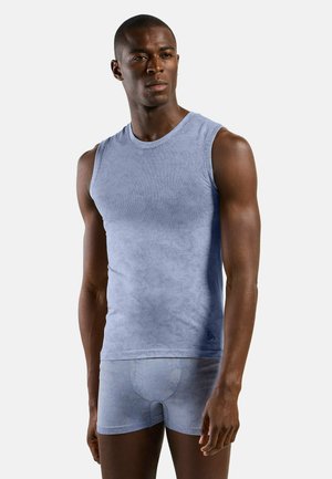 Top senza maniche azzurro chiaro con un motivo testurizzato; abbinato a pantaloni boxer azzurro chiaro coordinati, realizzati in tessuto morbido e con una cintura elasticizzata.