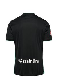Camiseta deportiva negra de manga corta, con detalles en turquesa en el cuello y los laterales, y un logo blanco de "trainline" en la parte posterior.