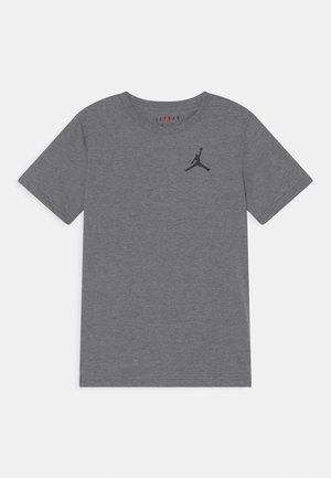Grijze T-shirt met korte mouwen, voorzien van een klein zwart Jumpman-logo op de linkerborst en een ronde hals.