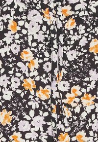 Tissu de robe fleurie avec un fond noir orné de fleurs blanches, violettes et oranges. Texture lisse avec un léger éclat et des détails délicats.