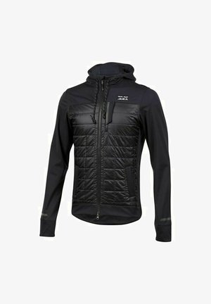 Giacca nera con parte anteriore imbottita e maniche lisce e elastiche. Include una chiusura lampo frontale, cappuccio e tasche laterali. Presenta dettagli riflettenti.