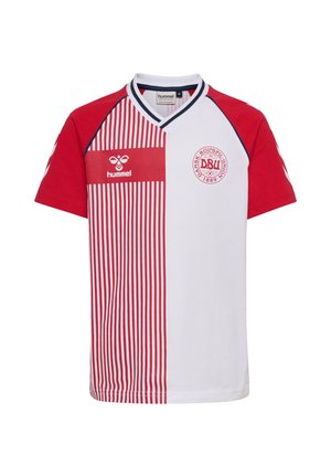 Czerwona i biała sportowa koszulka z krótkim rękawem z pionowymi paskami, logo Hummel oraz emblemat Duńskiego Związku Piłki Nożnej na piersi.