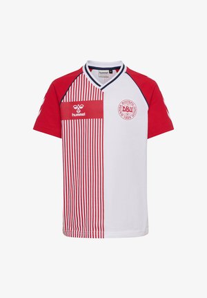 Rød og hvid kortærmet sportstrøje med lodrette striber, Hummel-logo og emblem fra Dansk Boldspil-Union på brystet.