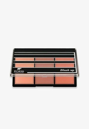 Meikkipaletti, jossa on kolme poskipunasävyä persikan ja korallin sävyissä, kirkas kansi mustavalkoisella kuviolla ja teksti "Blush up".