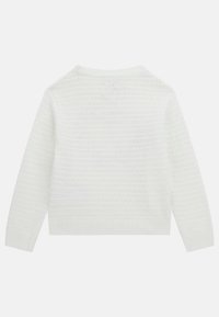 Biały dziergany sweter z teksturowanym wzorem, z prążkowanymi ściągaczami na mankietach i u dołu. Tylny widok ukazuje lekką i przewiewną konstrukcję.