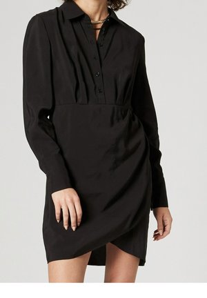 Schwarzes Langarm-Hemdkleid aus glattem Stoff, mit durchgehender Knopfleiste, Kragen und Wickelrock-Design mit seitlichem Schlitz.