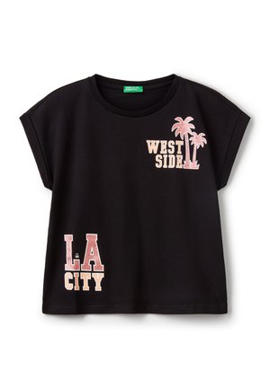 T-shirt nera in cotone con maniche corte. Presenta la scritta rosa "West Side" e "LA CITY" con grafiche di palme in dettagli lucidi.