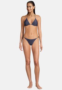 Granatowy bikini z białymi pionowymi paskami. Trójkątny top na halter z regulowanymi wiązaniami oraz niskie majtki z wiązaniami po bokach. Gładki materiał.
