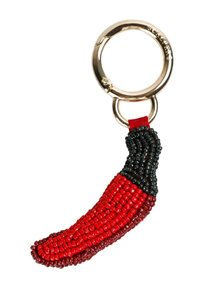 Llavero de chile rojo con cuentas y un tallo con cuentas negras, unido a un anillo metálico de tono dorado. La superficie texturizada realza el detalle visual.
