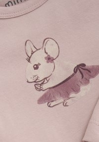 Rosa tygskjorta med en grafik av en mus i tutuförsedd med en blommig detalj, detaljerad med mörkare nyanser för djup och textur.