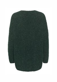 Mörkgrön stickad tröja med vid, rund halsringning, långa ärmar och en mjuk, texturerad yta. Bakifrån visas en avslappnad passform.